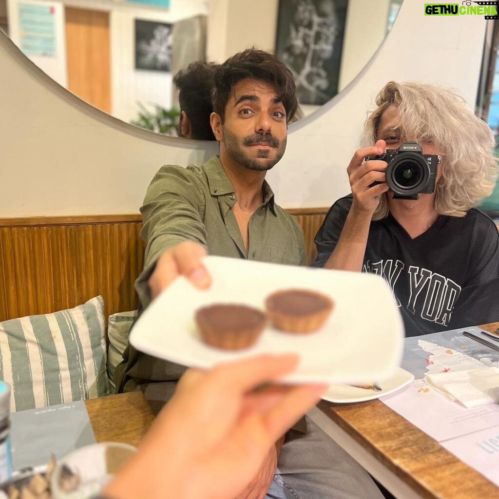 Nikita Dutta Instagram - This is how we looked post eating a meal of salad and chocolate 🤓🤓 #TeraNaamSunke #BTS @aparshakti_khurana @nirmaan01 @musicwaala @maan_boruah @vinod.bhanushali