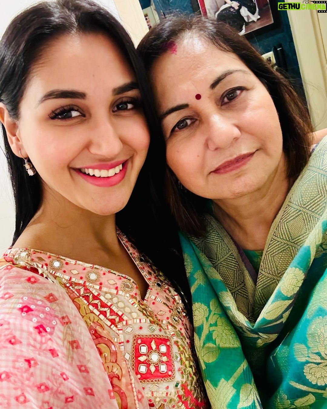 Nikita Dutta Instagram - Diwali at home included cleaning, lighting, decorating, praying and dealing with the dilemma of choosing between ladoo and kaju katli. . P.S. I had plenty of both 😬✌️ . . Wearing @maayera_jaipur @kareenparwani
