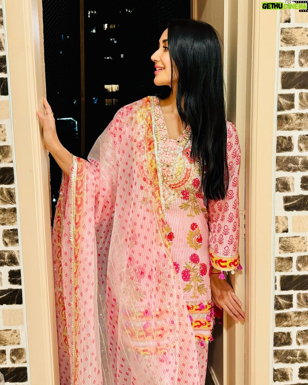 Nikita Dutta Instagram - Diwali at home included cleaning, lighting, decorating, praying and dealing with the dilemma of choosing between ladoo and kaju katli. . P.S. I had plenty of both 😬✌️ . . Wearing @maayera_jaipur @kareenparwani