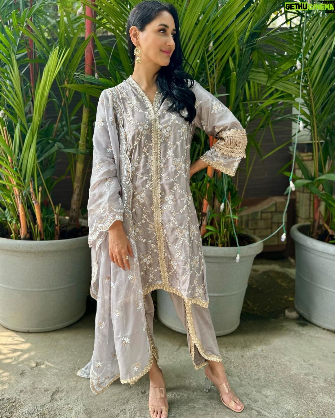 Nikita Dutta Instagram - Laddu peela colour is passé. Entering the diwali week with kaju katli colour 👻 . . . . Wearing: @shopmulmul HMU: @hairandmakeupbypinks 📸: @janviiishettyyy