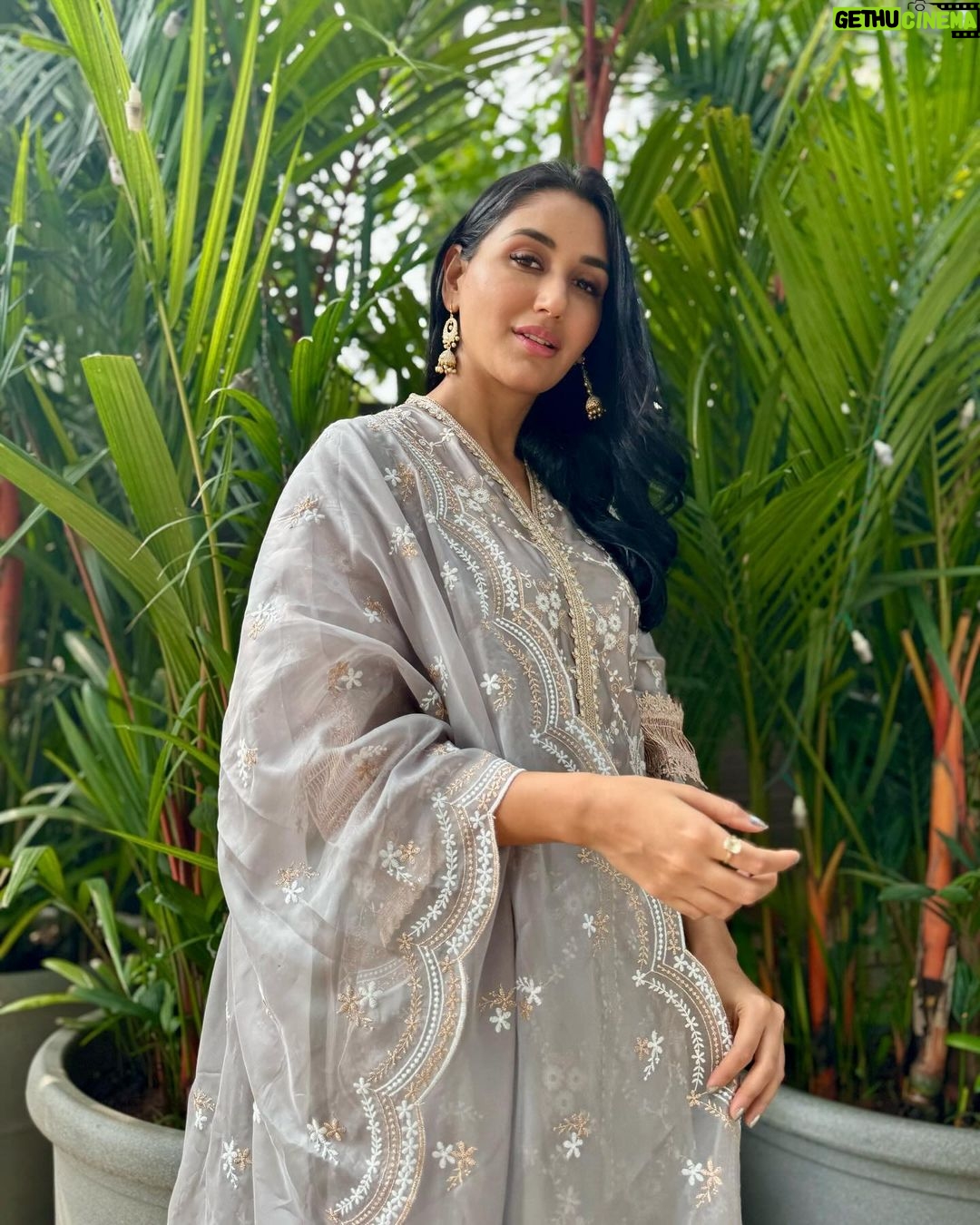 Nikita Dutta Instagram - Laddu peela colour is passé. Entering the diwali week with kaju katli colour 👻 . . . . Wearing: @shopmulmul HMU: @hairandmakeupbypinks 📸: @janviiishettyyy
