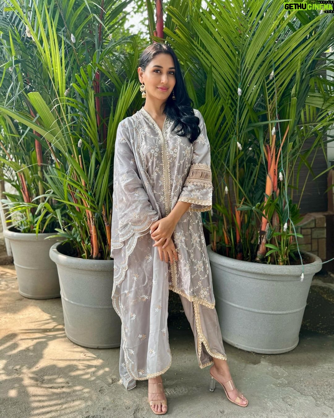 Nikita Dutta Instagram - Laddu peela colour is passé. Entering the diwali week with kaju katli colour 👻 . . . . Wearing: @shopmulmul HMU: @hairandmakeupbypinks 📸: @janviiishettyyy
