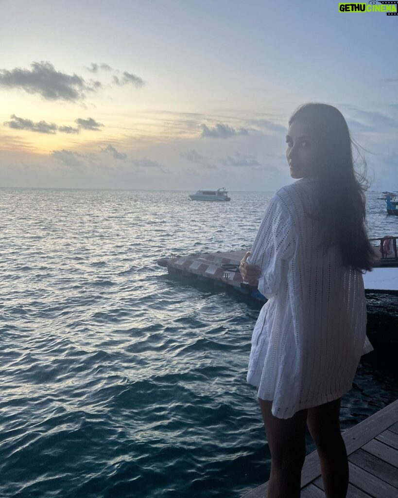 Nikita Dutta Instagram - POV: it’s Thursday morning and you are thinking of the last time you were on a vacation watching sunsets and a clear sky 🥲🌻 Outfit: @jaferalimunshi @ankitha_chauhan @shaakha_online @offbeatmediain Footwear: @eight_india 📍: @hideawaybeachmaldives @signaturecollectionmaldives @lilytoursmaldives #throwbackthursday #Maldives