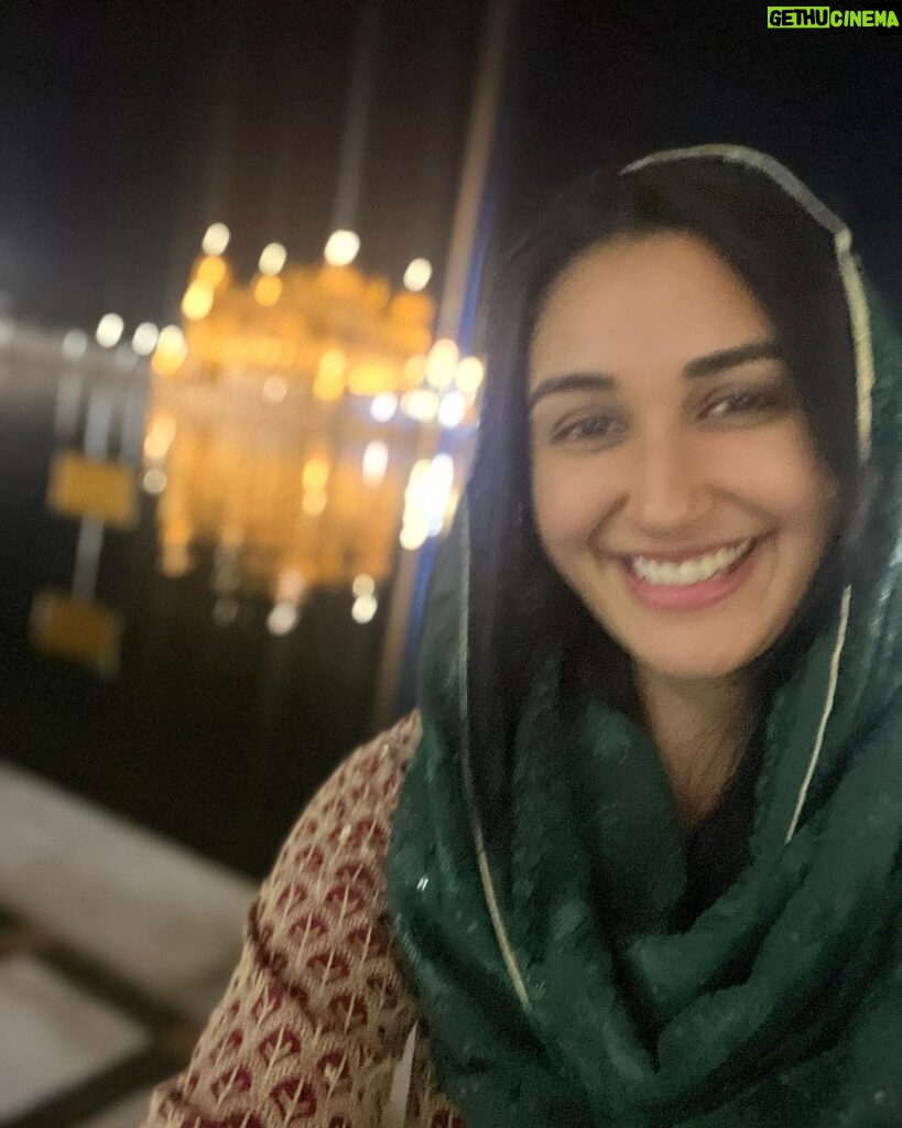 Nikita Dutta Instagram - Yearly ritual and place for gratitude 🩷 ਸਤਿਨਾਮ ਵਾਹਿਗੁਰੂ 🙏 Golden Temple, Amritsar, India