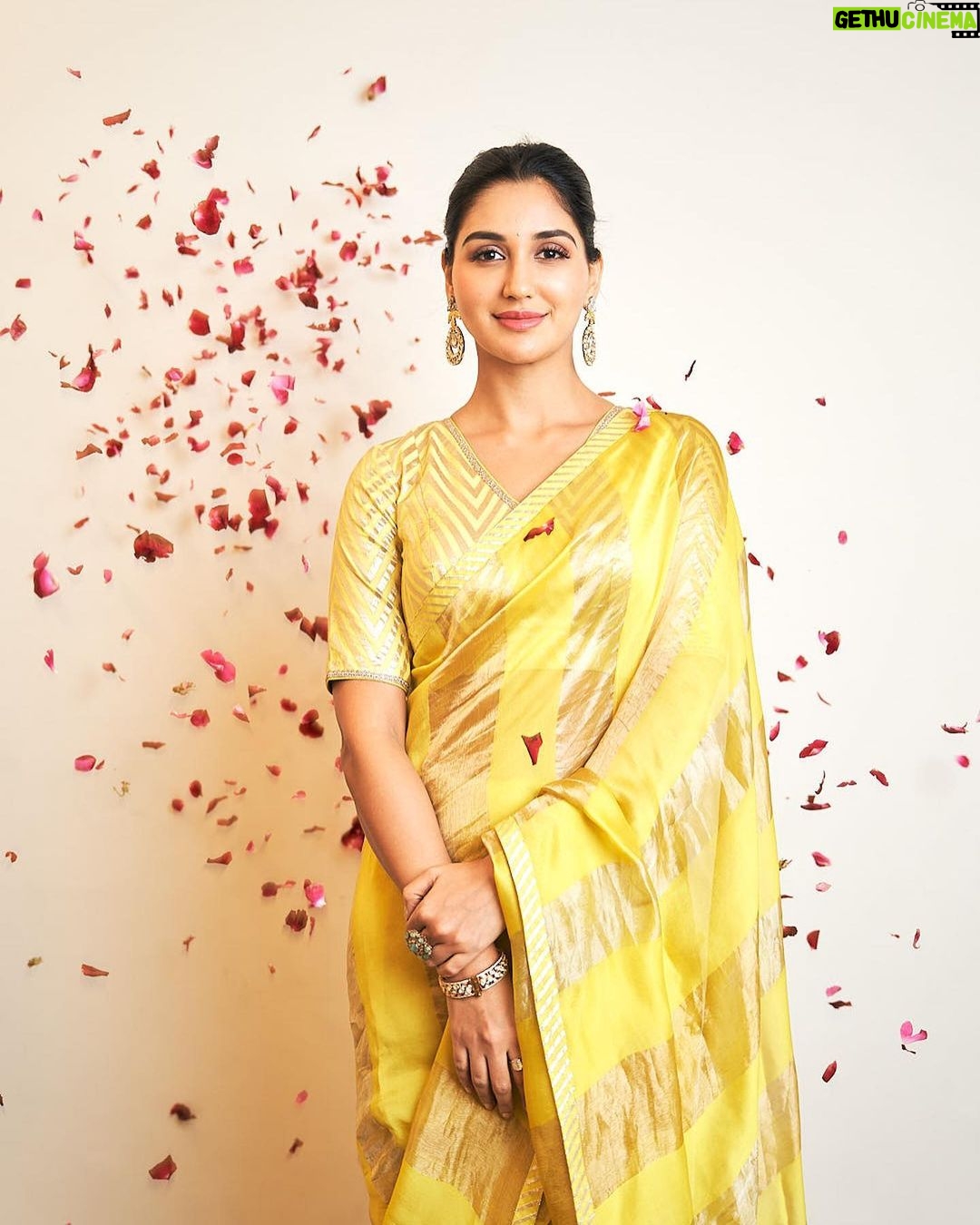 Nikita Dutta Instagram - In a yellow saree showering your feed with yelloads of love. π πΉ . . . . . . πΈ: @saurabh_sonkar HMU: @dellsi.mody @hairstylebysudha Saree: @sobariko Accessories: @ut_jewellery_by_harveen @goldenwindow @ishhaara Styled by @shrushti_216