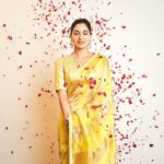 Nikita Dutta Instagram - In a yellow saree showering your feed with yelloads of love. 💛 🌹 . . . . . . 📸: @saurabh_sonkar HMU: @dellsi.mody @hairstylebysudha Saree: @sobariko Accessories: @ut_jewellery_by_harveen @goldenwindow @ishhaara Styled by @shrushti_216