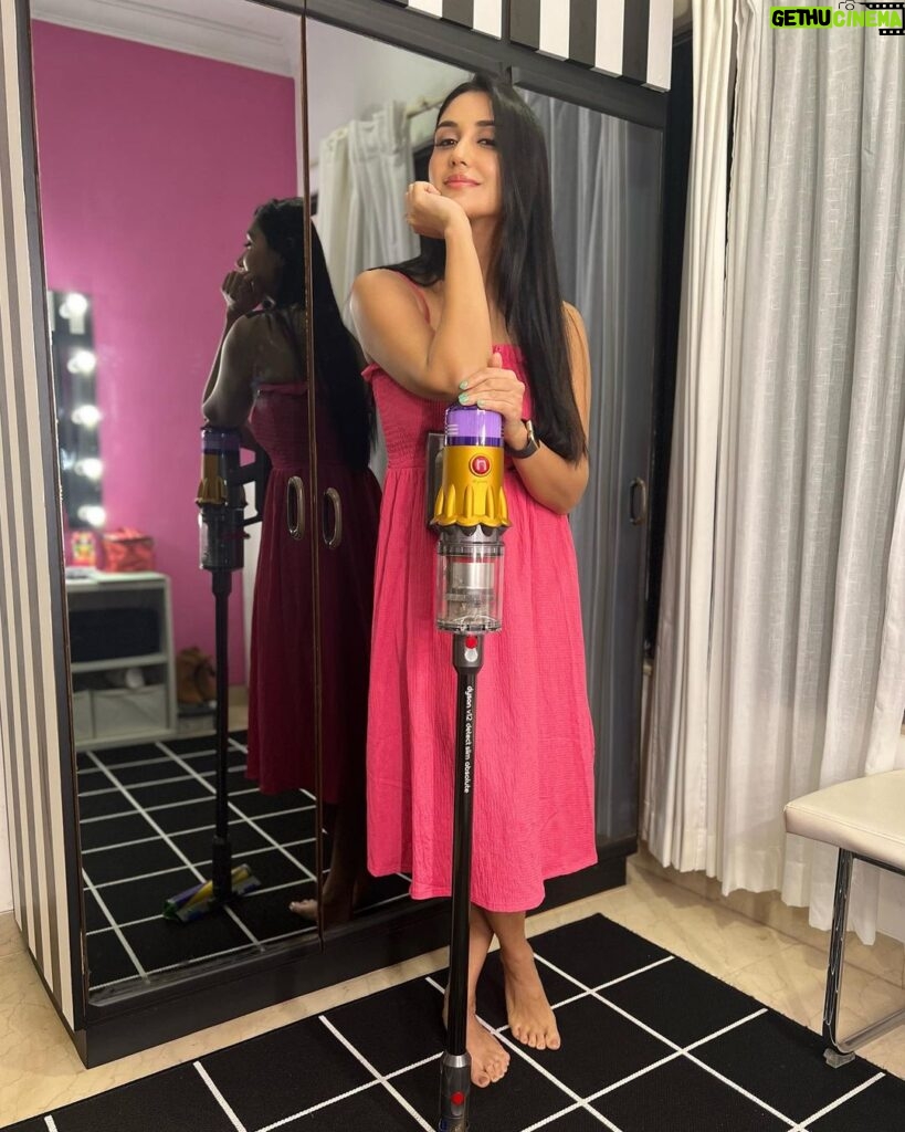 Nikita Dutta Instagram - Cleaning made easy with @dyson_india I am always in need of finding the most effective way to get the cleaned up! What better way than a cord free, amazing laser light detection in tow to get every corner of our homes dust free. With changeable power modes and attachments to ensure nothing is amiss! #DysonIndia #DysonHome #DysonV12 #gifted