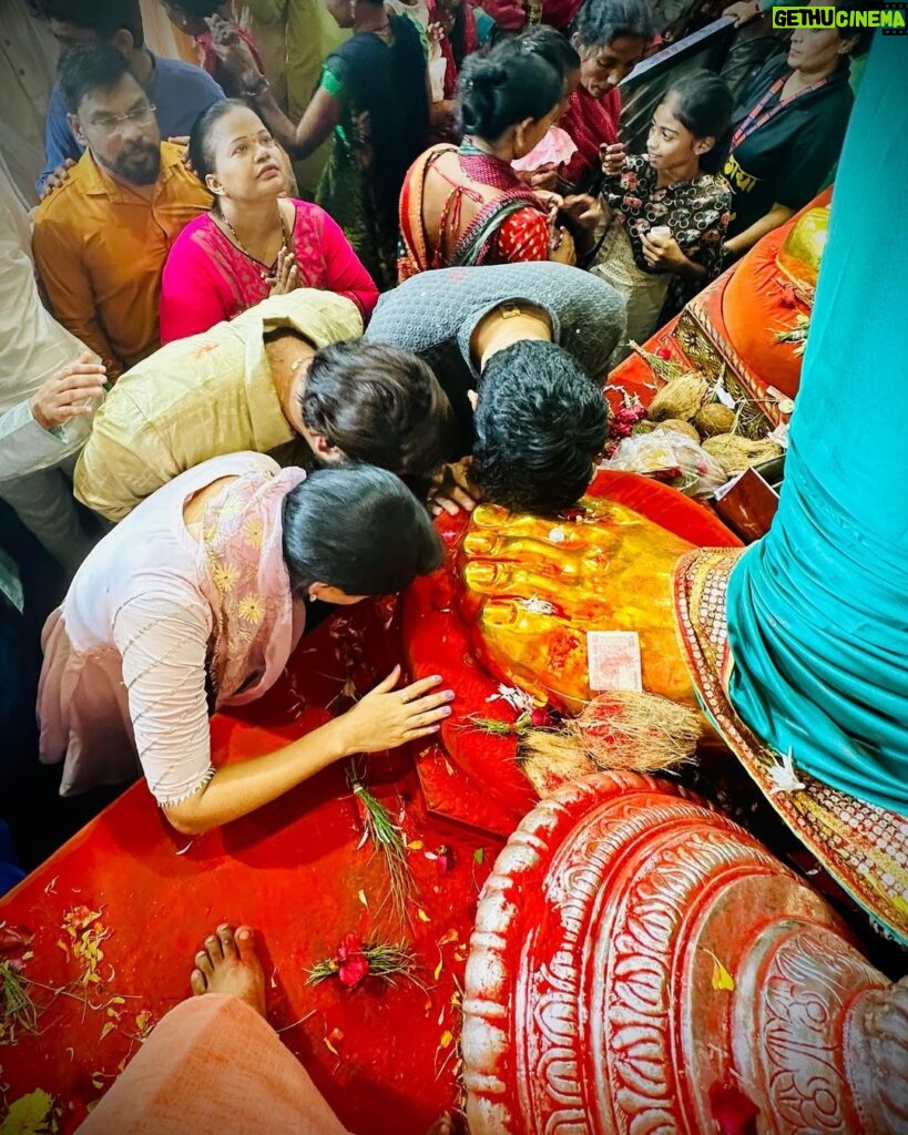 Nikita Dutta Instagram - Last night with the team of #GharatGanpati 🌸🩷 Something immensely satisfying about bowing down to the mighty #LalbaughchRaja Thank you Bappa 😇🙌 @navjyot_bandiwadekar @bhushan_pradhan @navigns