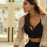 Nikita Dutta Instagram - Perpetual mood: stressed but well tressed 🪿🪿 . . . . . 📸: @whoami.photography HMU: @mitavaswani @jayshree2783 Outfit: @clovia_fashions Jewellery: @palmonas_official Styled by @styledbyanuja