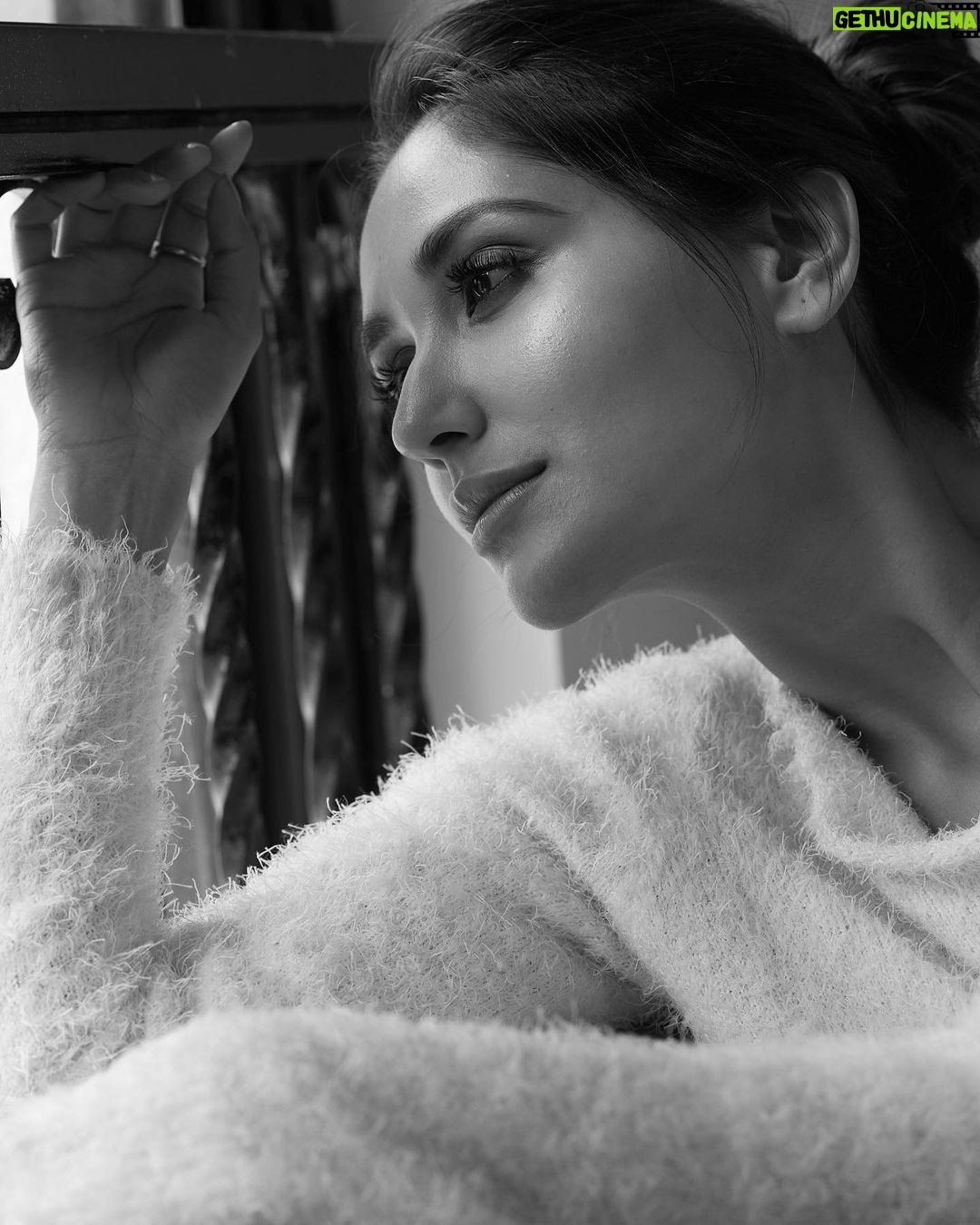 Nikita Dutta Instagram - It’s never just black and white. Plenty of Greys in between. 🖤🩶🤍 . . . . 📸: @atulkasbekar Assisted by @rahulsawant Make up: @amrinmukhimua Hair: @hairbyprem Styled by @malvika_tater