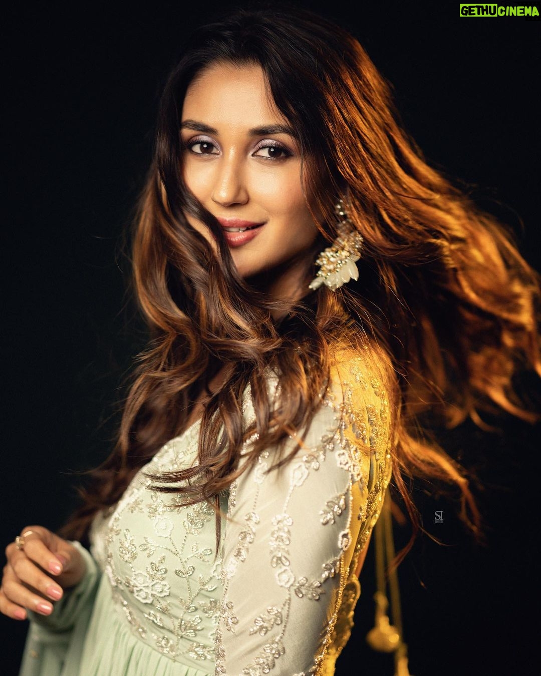 Nikita Dutta Instagram - 🥑 🤍 Embracing the current trend of, delulu is the solulu 😉 . . . . Styled by @malvika_tater Assisted by @vrutiiiiiiii Wearing @ease_kv @viralmantra Jewellery @tadaccessories HMU: @dellsi.mody @hairstylebysudha Managed by @janviiishettyyy 📸: @shailendra_pardeshi