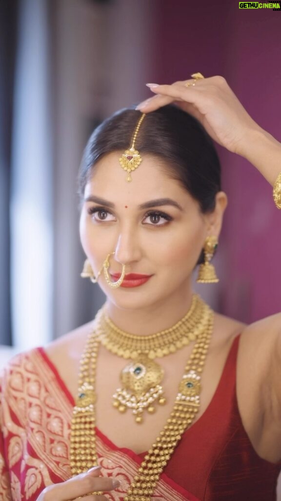 Nikita Dutta Instagram - Time-traveled through style with @rivaahbytanishq, recreating my mom’s wedding look that I have always loved. Classic elegance and designs that can transcend generations. Visit your nearest Tanishq store and explore the widest range @rivaahbytanishq wedding jewellery! #RivaahByTanishq #RivaahWeddingJewellery