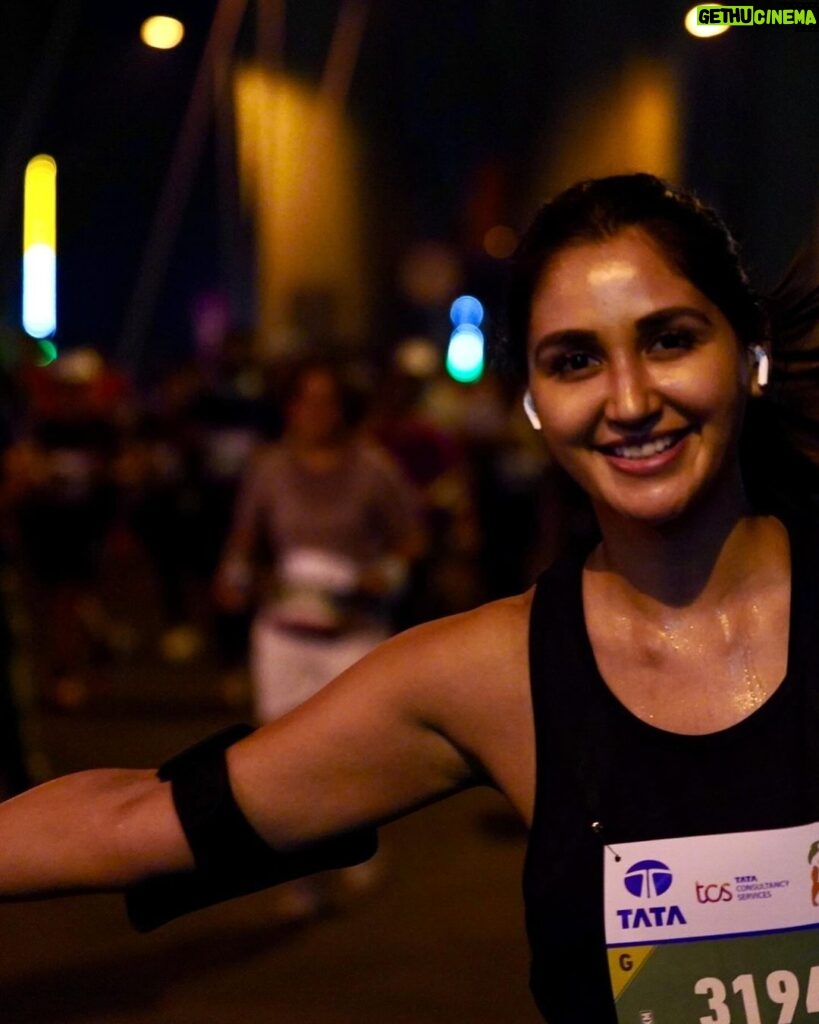 Nikita Dutta Instagram - 🏃‍♀️🏃‍♀️🏃‍♀️🏃‍♀️🏃‍♀️🏃‍♀️🏃‍♀️ I had picked up running a decade ago to get some extra cardio in my routine. And with time it feels like a part of my system. It makes me happy, alive and free. Running a marathon is like constantly checking how fit I am. There is no cheat code or short cut! And the best thing about running this marathon is the city’s spirit that keeps you going. With every single person running, organising or cheering, Mumbai city is at its positive best. As a mumbaikar, this should be on your to do list if you haven’t done it as yet! And for every aspiring runner, it’s never too late to start, any distance is a good distance and any pace is a good pace to begin with. 💪💪 . . @tatamummarathon #TMM2024 #HalfMarathon #21km #HRXRunningSquad #WeAreAllBornToRun #Runners