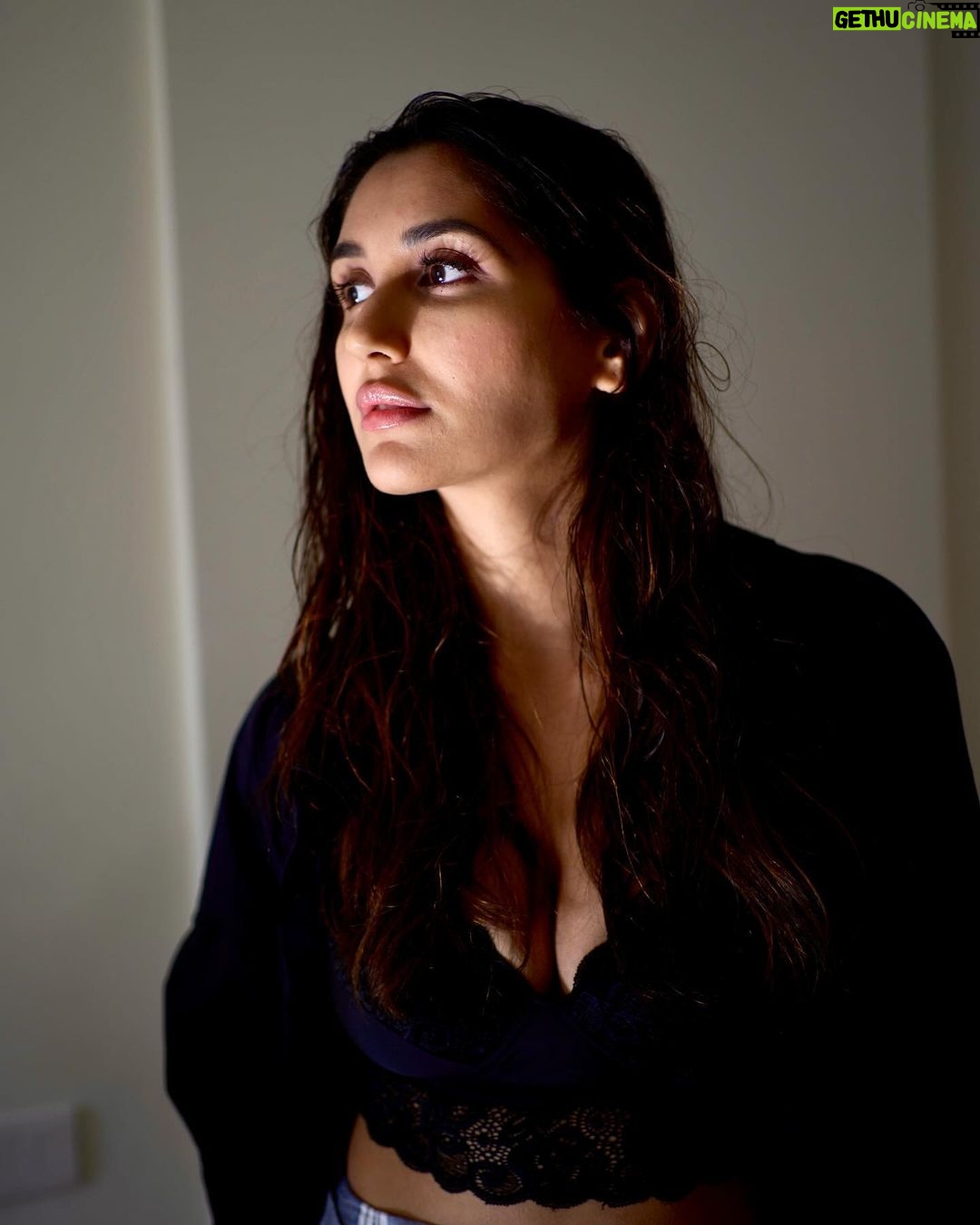 Nikita Dutta Instagram - Def woke up like this, btw. 🫣✌️
