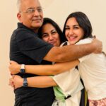 Nikita Dutta Instagram - Brought in 2024 with my best people and a hug sandwich. Happy new year from us 🩷💫