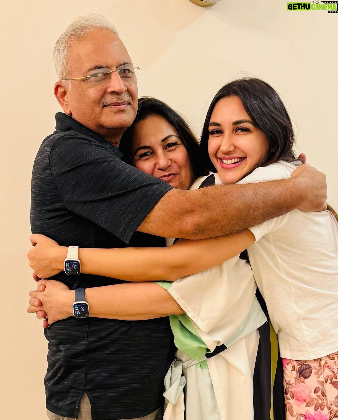 Nikita Dutta Instagram - Brought in 2024 with my best people and a hug sandwich. Happy new year from us 🩷💫