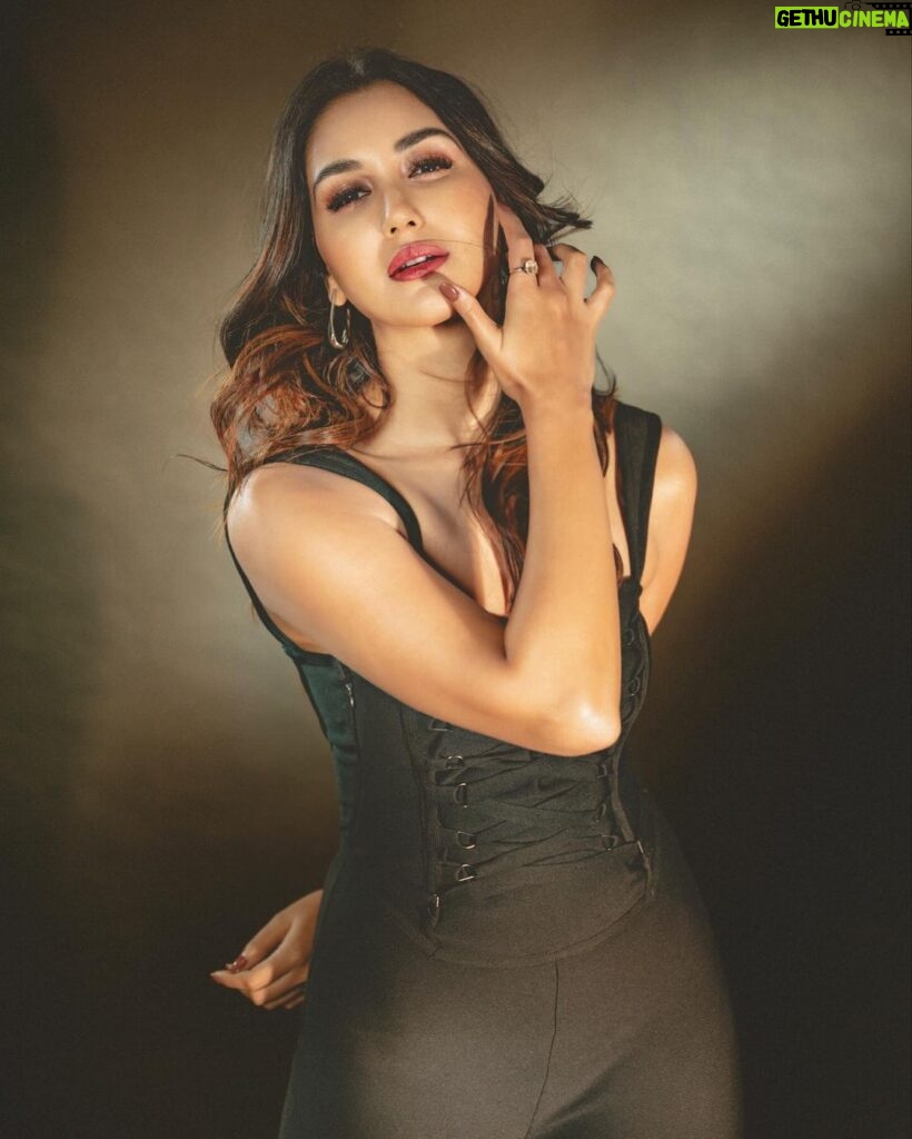 Nikita Dutta Instagram - T-minus 6 and counting! 🖤🤍 #Dange in theatres from 1st march 🔥 . . . . . . Make up: @poonamsrv Hair @ishansupriyamilind Styled by @malvika_tater Assisted by @vrutiiiiiiii Outfit: @self__cntrd 📸: @deepak_das_photography Managed by @janviiishettyyy