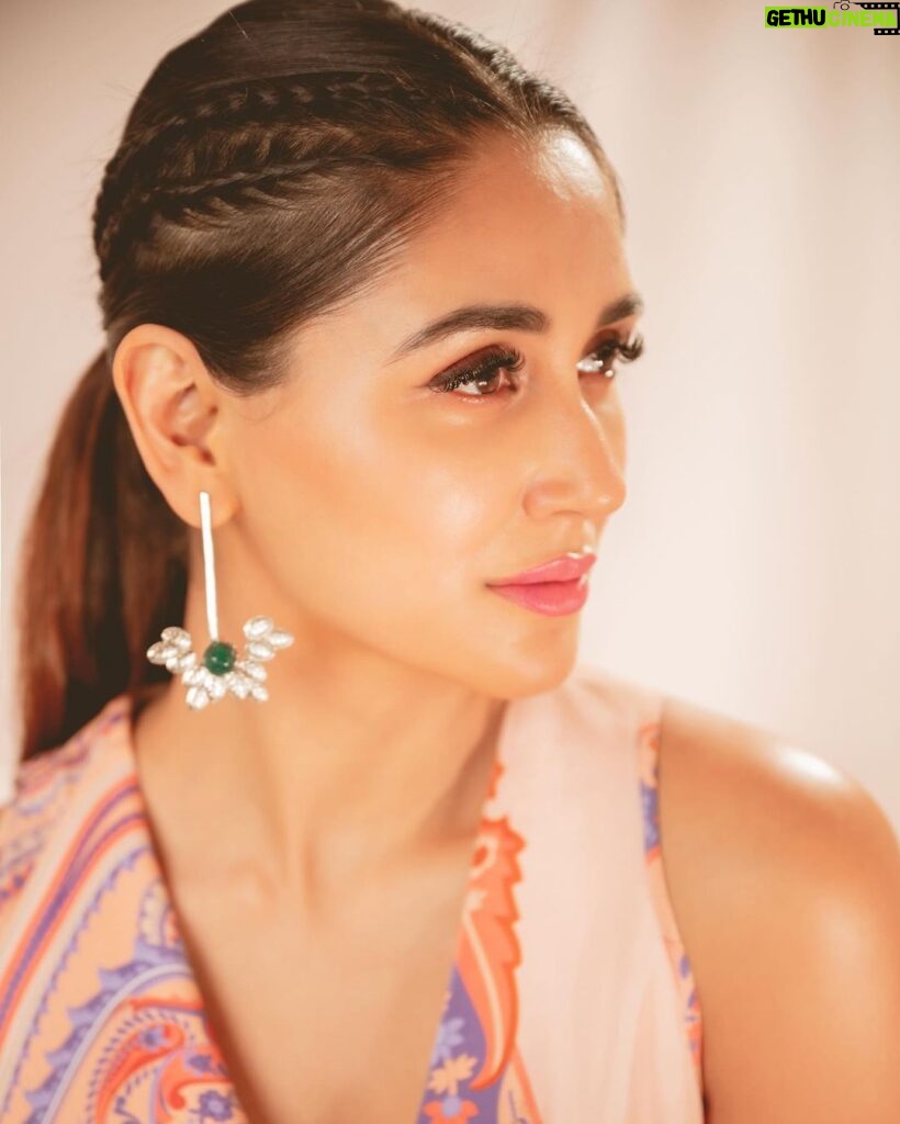 Nikita Dutta Instagram - Me and my outfit against the world 🍊🍋🍏 . . . . Styled by @malvika_tater Assisted by @vrutiiiiiiii Outfit: @limerickofficial Earrings: @truptimohta.in Make up: @mitavaswani Hair: @rasilaravariamua Captured by @kakali_das_photography Managed by @janviiishettyyy