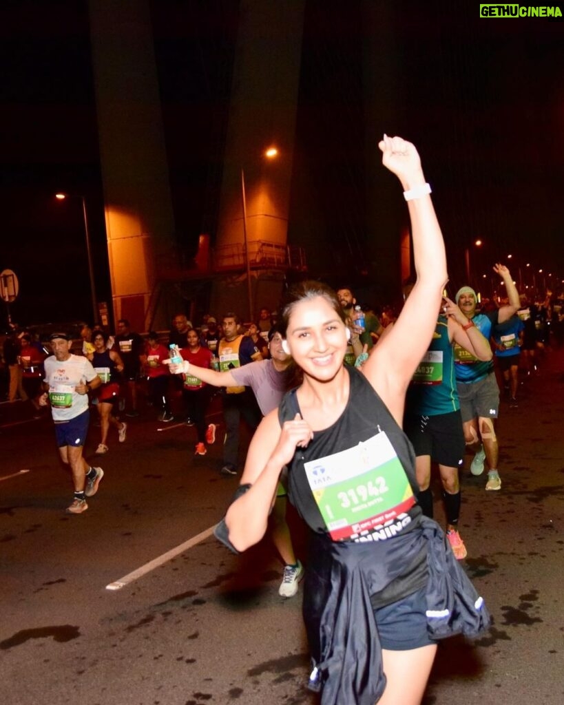 Nikita Dutta Instagram - 🏃‍♀️🏃‍♀️🏃‍♀️🏃‍♀️🏃‍♀️🏃‍♀️🏃‍♀️ I had picked up running a decade ago to get some extra cardio in my routine. And with time it feels like a part of my system. It makes me happy, alive and free. Running a marathon is like constantly checking how fit I am. There is no cheat code or short cut! And the best thing about running this marathon is the city’s spirit that keeps you going. With every single person running, organising or cheering, Mumbai city is at its positive best. As a mumbaikar, this should be on your to do list if you haven’t done it as yet! And for every aspiring runner, it’s never too late to start, any distance is a good distance and any pace is a good pace to begin with. 💪💪 . . @tatamummarathon #TMM2024 #HalfMarathon #21km #HRXRunningSquad #WeAreAllBornToRun #Runners