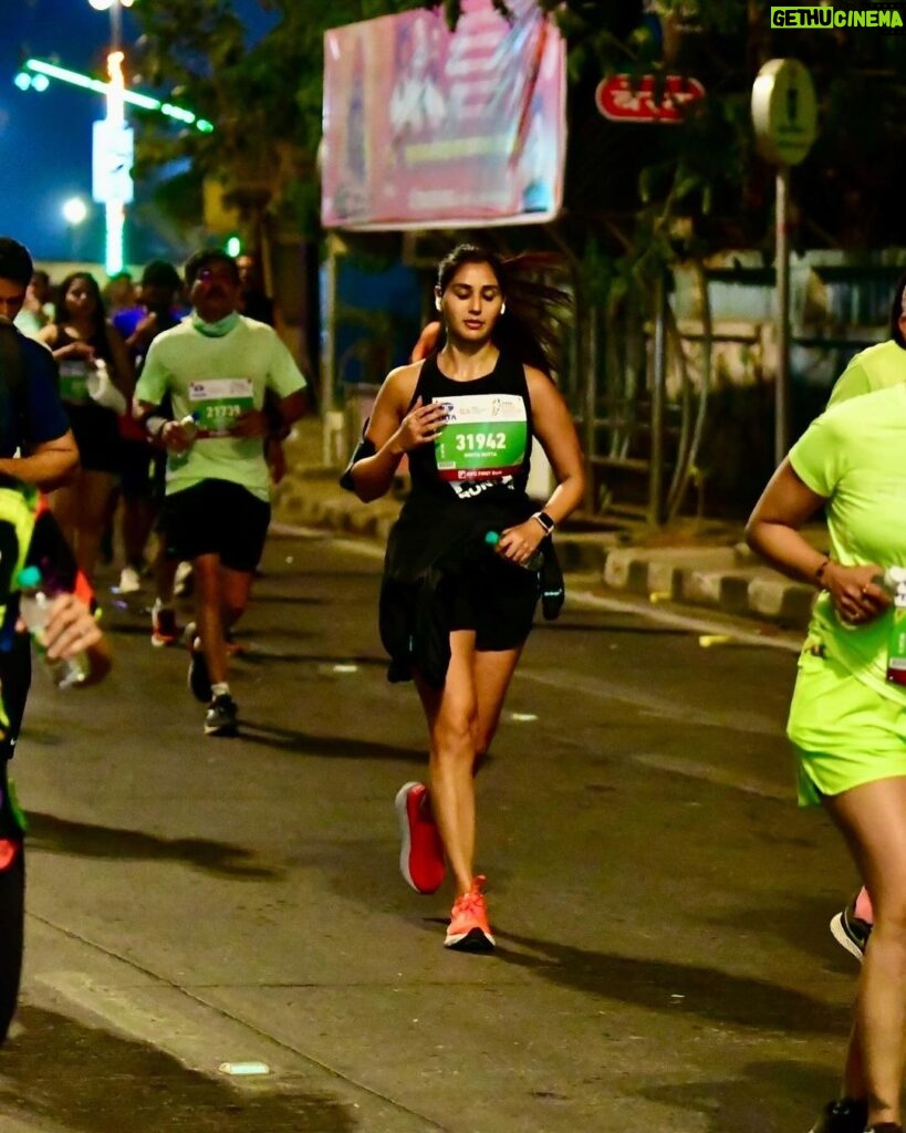 Nikita Dutta Instagram - 🏃‍♀🏃‍♀🏃‍♀🏃‍♀🏃‍♀🏃‍♀🏃‍♀ I had picked up running a decade ago to get some extra cardio in my routine. And with time it feels like a part of my system. It makes me happy, alive and free. Running a marathon is like constantly checking how fit I am. There is no cheat code or short cut! And the best thing about running this marathon is the city’s spirit that keeps you going. With every single person running, organising or cheering, Mumbai city is at its positive best. As a mumbaikar, this should be on your to do list if you haven’t done it as yet! And for every aspiring runner, it’s never too late to start, any distance is a good distance and any pace is a good pace to begin with. 💪💪 . . @tatamummarathon #TMM2024 #HalfMarathon #21km #HRXRunningSquad #WeAreAllBornToRun #Runners