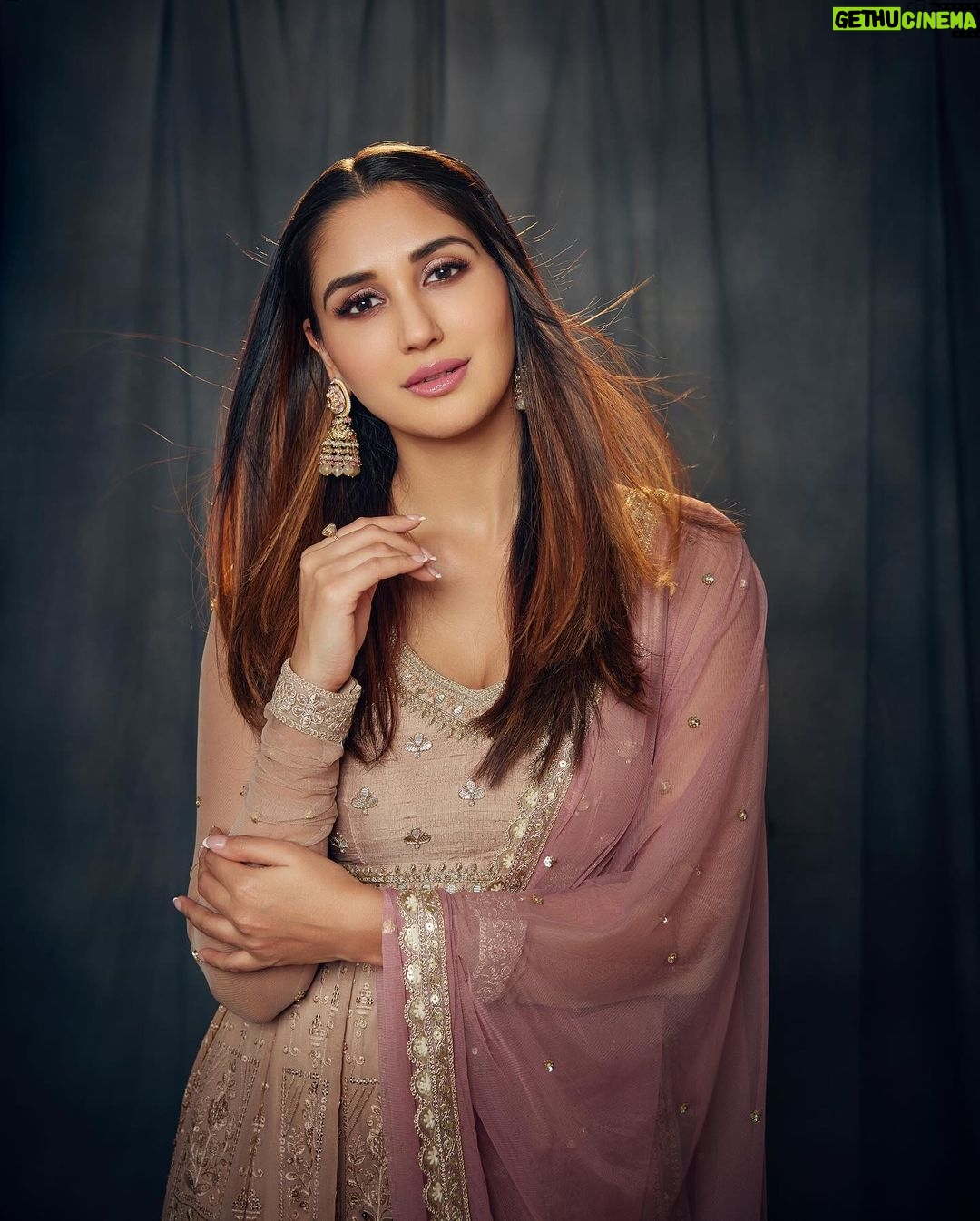 Nikita Dutta Instagram - Simply pastel ๐ธ . . . . . Styled by @jaferalimunshi Make up: @mitavaswani Hair: @irshad__hair Outfit - @bhumikagrover @amigos.rizwan Earrings - @koharbykanika Assisted by - @ankitha_chauhan ๐ธ: @mandar_studio
