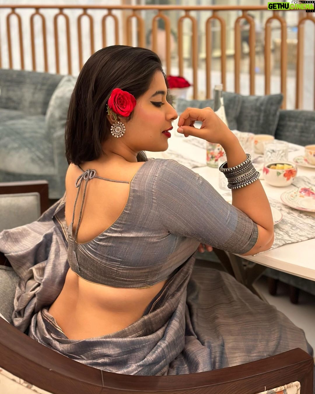 Nikita Sharma Instagram - These lyrics and these pictures sequence ♥️🌹 Mumbai, Maharashtra