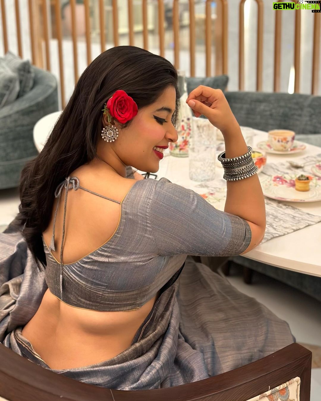 Nikita Sharma Instagram - These lyrics and these pictures sequence ♥️🌹 Mumbai, Maharashtra
