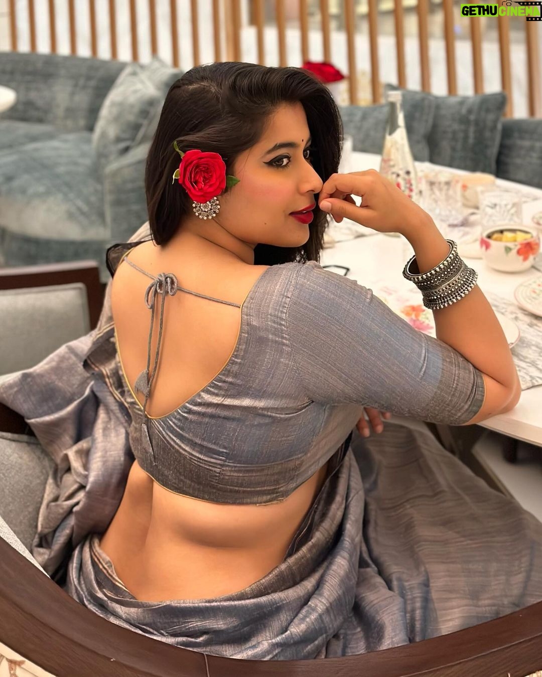 Nikita Sharma Instagram - These lyrics and these pictures sequence ♥️🌹 Mumbai, Maharashtra