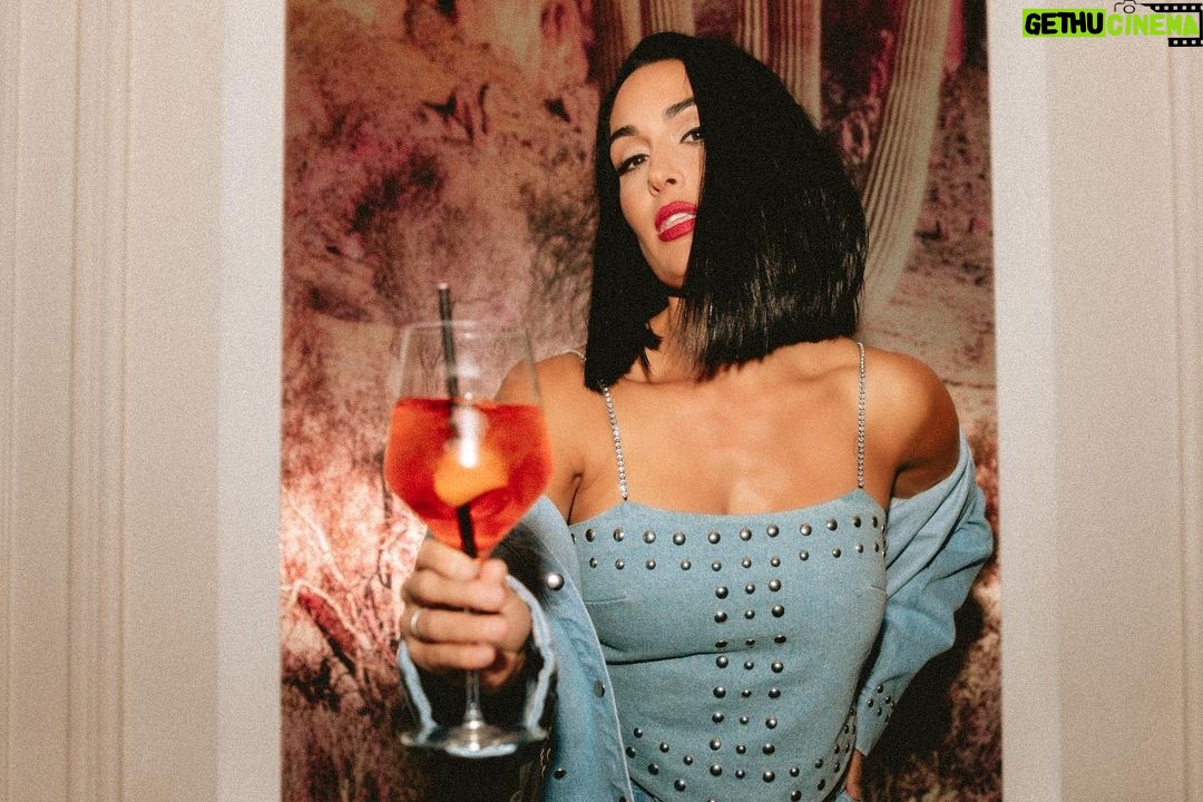 Nikki Garcia Instagram - 2 hours away from an all NEW #barmageddon only on @usanetwork 💋🍻🤠 And hope you are feeling festive bc TONIGHT is back 2 back episodes of Barmageddon!! In case you missed Barmageddon’s Holiday Bartacular 🎅🏻🎄🥃 You’ll get to see it tonight on USA!