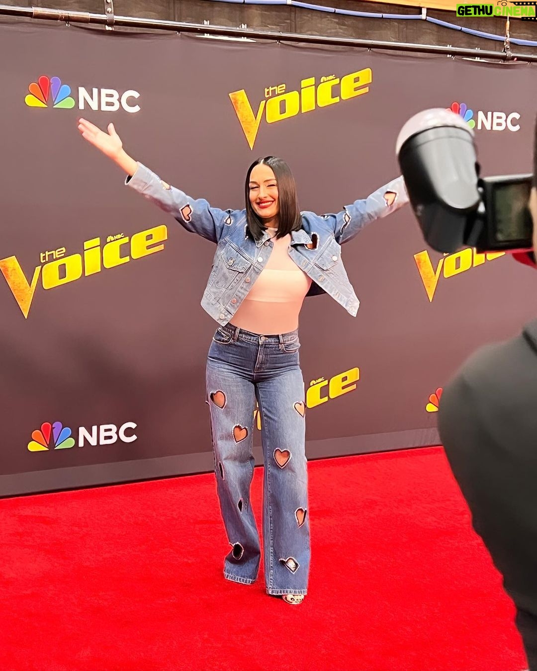 Nikki Garcia Instagram - Bringing the Barmageddon vibes to the @nbcthevoice last night! β¨π€π»β€οΈπππ
π» Who saw the Holiday Bartacular last night on @nbc ?!?! If you missed it you can go stream it now on @peacock !!! π§π»βππ―π· Also make sure to catch up on last nightβs episode on @usanetwork on demand or the USA app!!! I wonβt spoil who won between @fluffyguy and @jellyroll615 !!! ππΌππΌππΌππΌ