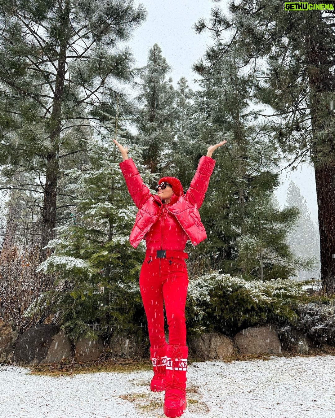 Nikki Garcia Instagram - Let it snow, Let it snow, Let it snow πΏπβοΈ
