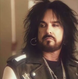 Nikki Sixx Instagram - What a wild last few years of touring with the band.Really loved meeting so many people all around the world.Having my family on the road with me was also such a treat. On those off days we got to take in cities and countries we usually wouldn’t get the opportunity to do together- The month of December for me is a time of year to reset and restructure…. It’s always a great time to check in with our gratitude.  This has also been a challenging year in someways too. But it’s through challenges that we learn new appreciation for our life and sharpen our focus on gratitude.  Happy December.  How r u doing?
