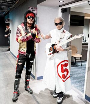 Nikki Sixx Instagram - This alien dating app is really amazing. @john5official 🛸 ————📷 by @rosshalfin #FirstBandOnTheMoon