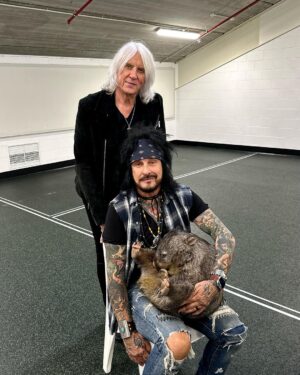 Nikki Sixx Instagram - We wanted to announce that we have a new baby girl. Shes 23 lbs and 43 inches long. It was a long labor but mom is doing good. Don’t ask. #TheWorldTour —Foto by the sexy but sometimes cranky @rosshalfin @motleycrue @defleppard