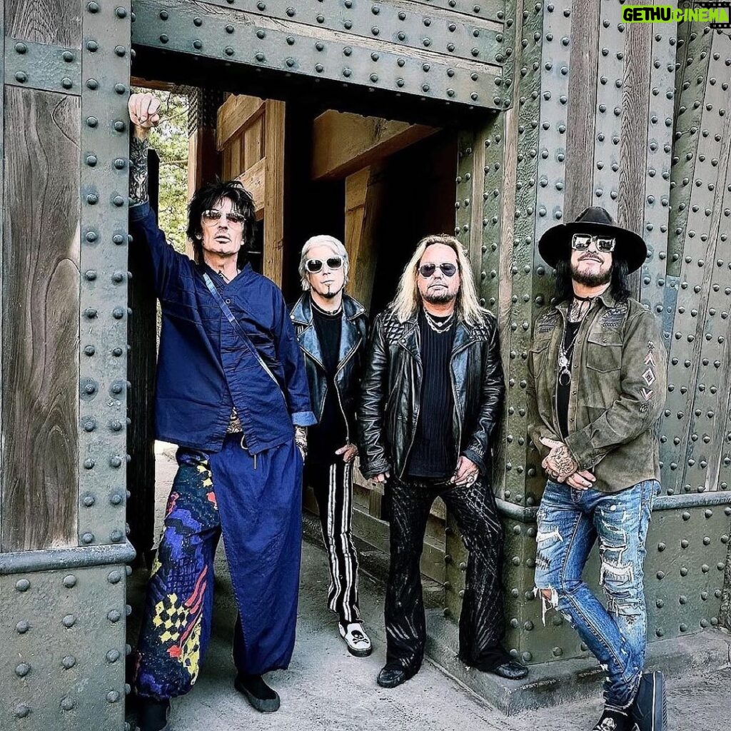 Nikki Sixx Instagram - Quick shoot in Tokyo with @rosshalfin with the gang @tommylee @thevinceneil @john5official @motleycrue And KILLER crowd tonight. Thank you. 🇯🇵 ♥️🎶 Tokyo Japan