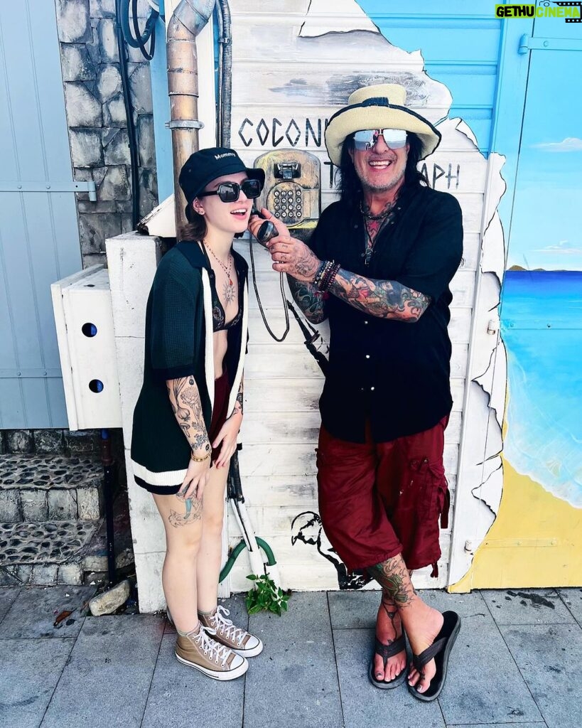 Nikki Sixx Instagram - Having the best vacation with my daughter Frankie. She’s such a strong woman and inspiration. ♥️🌊🌴