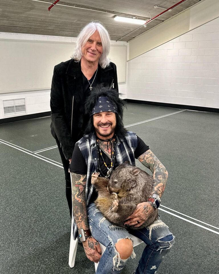 Nikki Sixx Instagram - We wanted to announce that we have a new baby girl. Shes 23 lbs and 43 inches long. It was a long labor but mom is doing good. Don’t ask. #TheWorldTour —Foto by the sexy but sometimes cranky @rosshalfin @motleycrue @defleppard W Brisbane