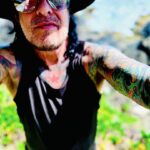 Nikki Sixx Instagram - Si je ne rentrais jamais chez moi, ce serait trop tôt. ❤️ 🇫🇷