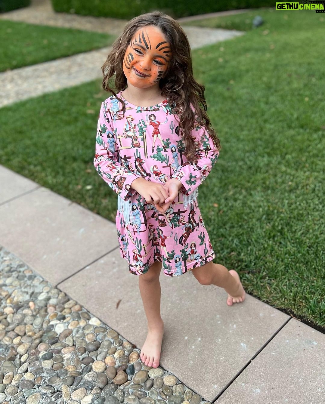 Nikki Sixx Instagram - Survived band rehearsal somehow but then got attacked by a crazy Halloween tiger in the yard…. Japan you’re up next. 🇯🇵 🎶
