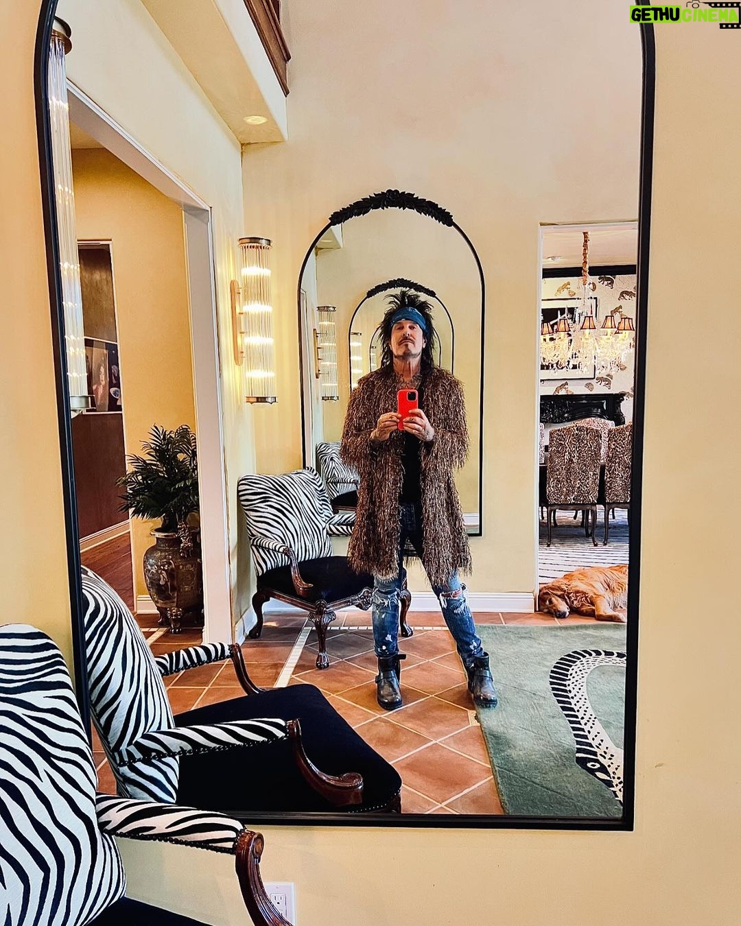 Nikki Sixx Instagram - Hey @officiallibertine you guys are the best. Thanks for the new jacket.