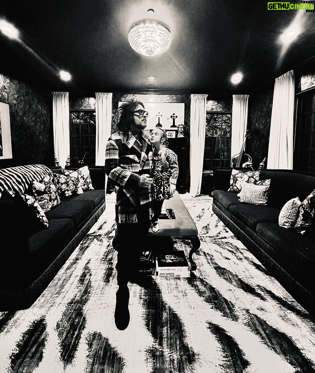 Nikki Sixx Instagram - Sunday night D8 night with the little 🐀 while mamas outta town doing the @bouquetbox @missamerica collaboration.