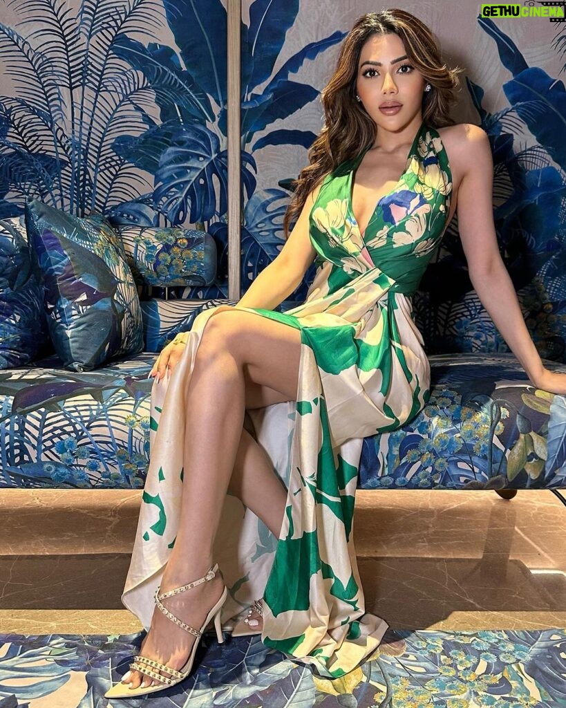 Nikki Tamboli Instagram - Are you in love with my AURA…???🌵💚🌹 . . . . . . . . . . . . Outfit: @mandirawirkhq . . . #green #vibe #floral #goa