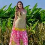 Nikki Tamboli Instagram - 🌸🌸🌸 . . . . . . . . . Outfit: @surabhi.gandhi H&M: @celebsmakeupbysejal . . . #indian #suit #desilook 🩷