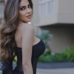 Nikki Tamboli Instagram - जो bhi है सब मेरा तेरे हवाले कर दिया 🫠 . . . . . . . . . . . . . . . . . . . . . . . . Stylist: @stylebytanii Outfit: @reynutaandon Jewellery: @the_jewel_gallery H&M: @makeoverbysejalthakkar . . . #saree #sareelove #black #indian #traditional 🖤