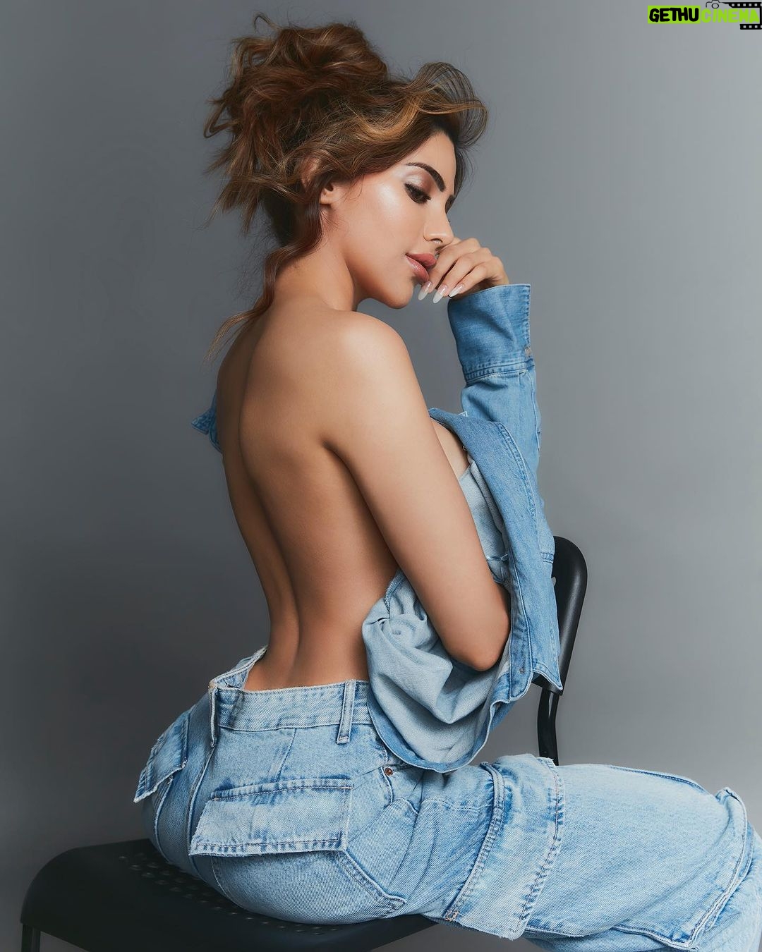 Nikki Tamboli Instagram - The sun on a cold day 🥵 . . . . . . . . . . . . . . #sunday #denim #denimstyle