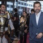 Nikolaj Coster-Waldau Instagram - Huge thanks to everybody who showed up tonight in Copenhagen at the final GOT premiere. Not least Søren from the amazing fan group ‘a Camp of ice and fire’ you guys always make it 50 % more fun ! . I wish we could screen every episode on the big screen . It looks insane and its so much fun to share the experience. Enjoy the next 5 weeks :-) @ilariaurbinati @brioni_official @hbonordic @pilouasbaek