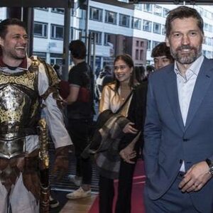 Nikolaj Coster-Waldau Instagram - Huge thanks to everybody who showed up tonight in Copenhagen at the final GOT premiere. Not least Søren from the amazing fan group ‘a Camp of ice and fire’  you guys always make it 50 % more fun ! . I wish we could screen every episode on the big screen . It looks insane and its so much fun to share the experience.  Enjoy the next 5 weeks :-) @ilariaurbinati @brioni_official @hbonordic @pilouasbaek
