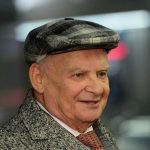 Nikolay Baskov Instagram - И забыть по-прежнему нельзя Всё, что мы когда-то не допели, Милые усталые глаза, Синие московские метели. Снова между нами города. Жизнь нас разлучает, как и прежде. В небе незнакомая звезда Светит, словно памятник надежде…. Только что узнал - не стало Николая Николаевича Добронравова.. вот этот третий куплет великой песни был всегда для меня «послесловием» драматургически и просто логически - здесь и эмоция и литературное завершение…..немного грустное.. нас по прежнему ждут московские метели, но увы, без Добронравова… хотя, такие люди с нами навсегда 🙏