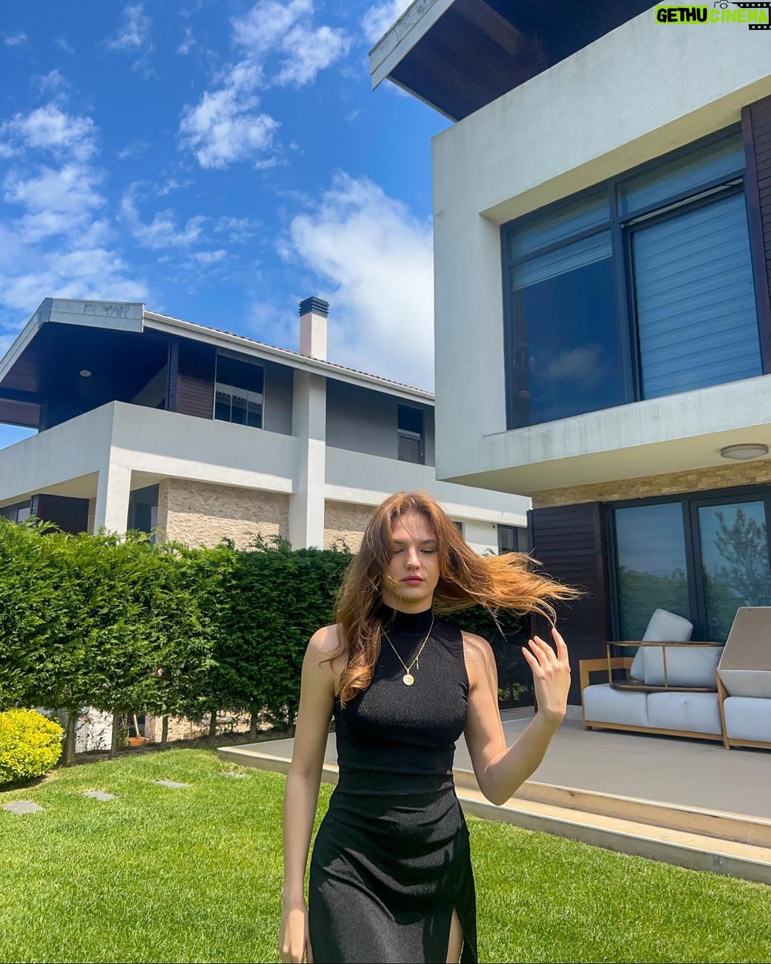 Nilsu Berfin Aktaş Instagram - Güneş bana göz kırptı ben ona bakamadım 🌞
