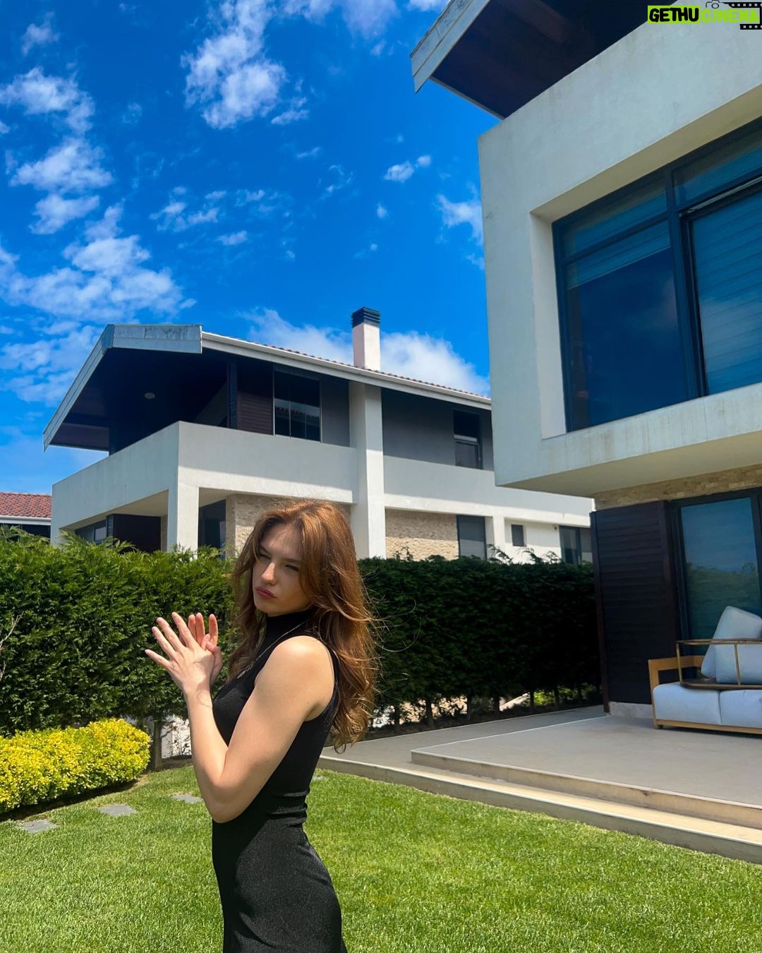 Nilsu Berfin Aktaş Instagram - Güneş bana göz kırptı ben ona bakamadım 🌞